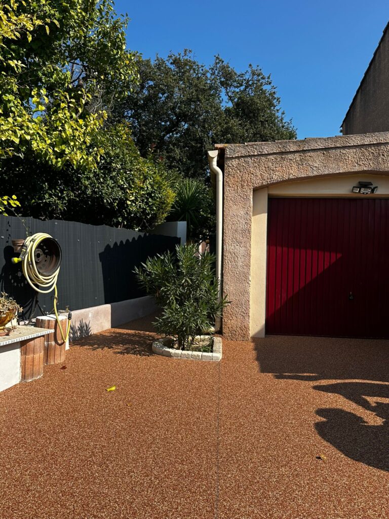 Allée de garage en résine drainante carrossable à Sanary