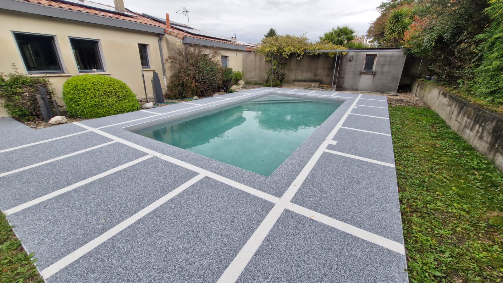 Plage de piscine en moquette de pierre à Montélimar