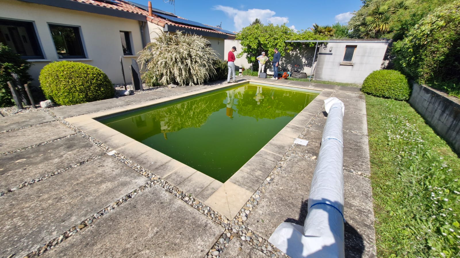 Plage de piscine en moquette de pierre à Montélimar