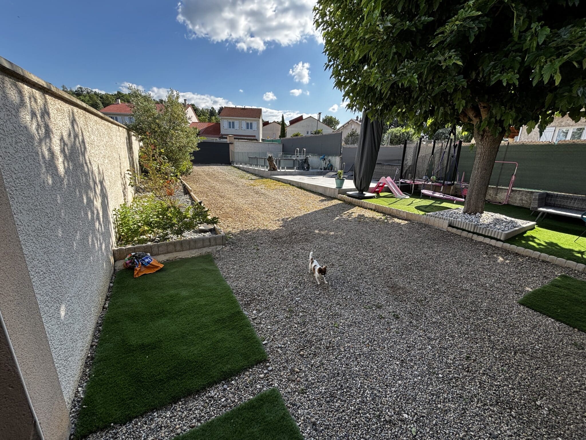 allée en gravier stabilisé et terrasse en résine drainante à Irigny