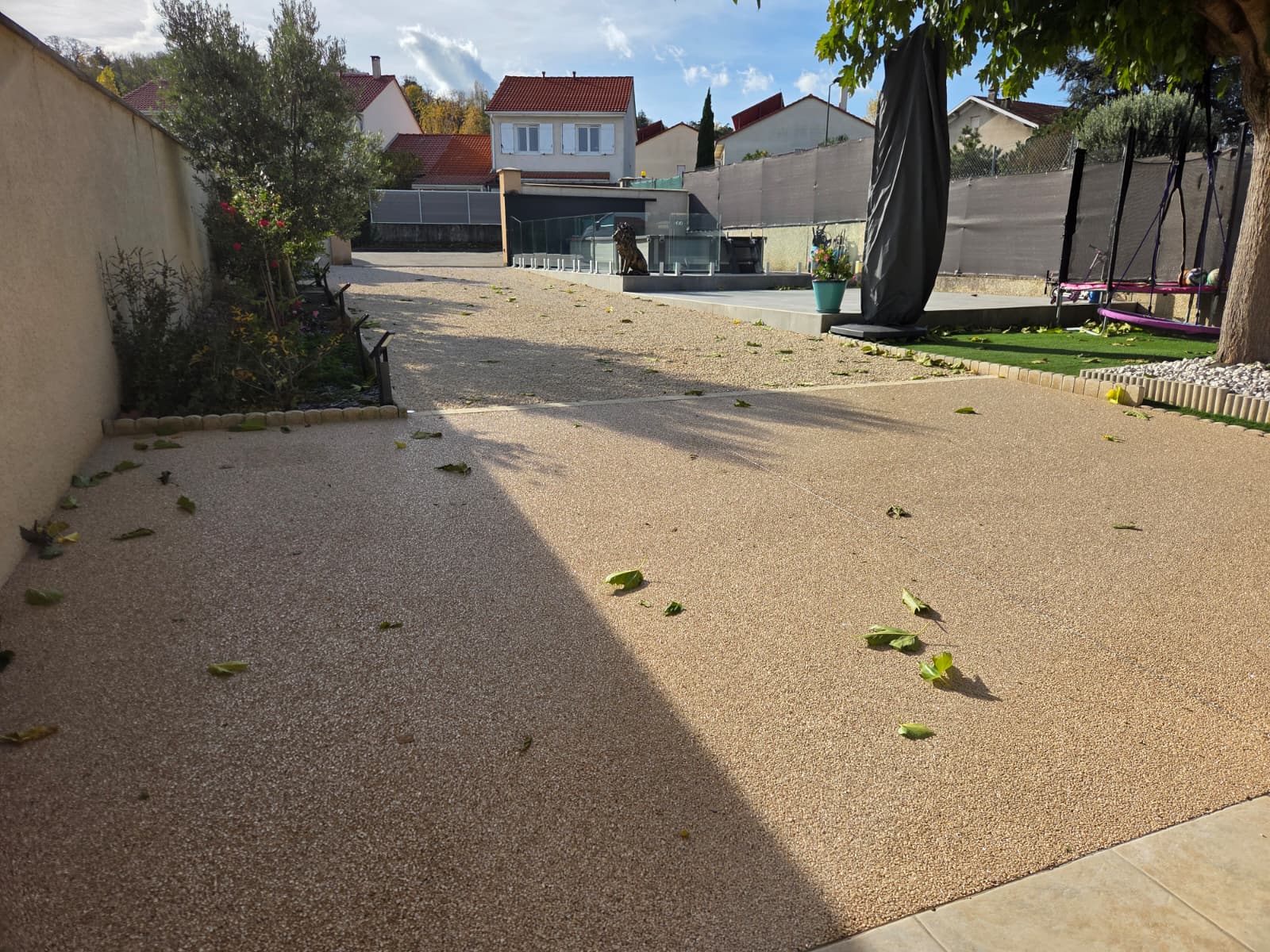 allée en gravier stabilisé et terrasse en résine drainante à Irigny