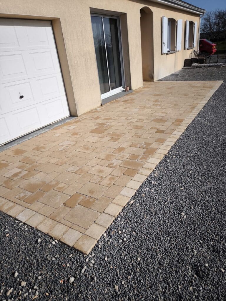 Entrée de maison en pavés à Angoulême