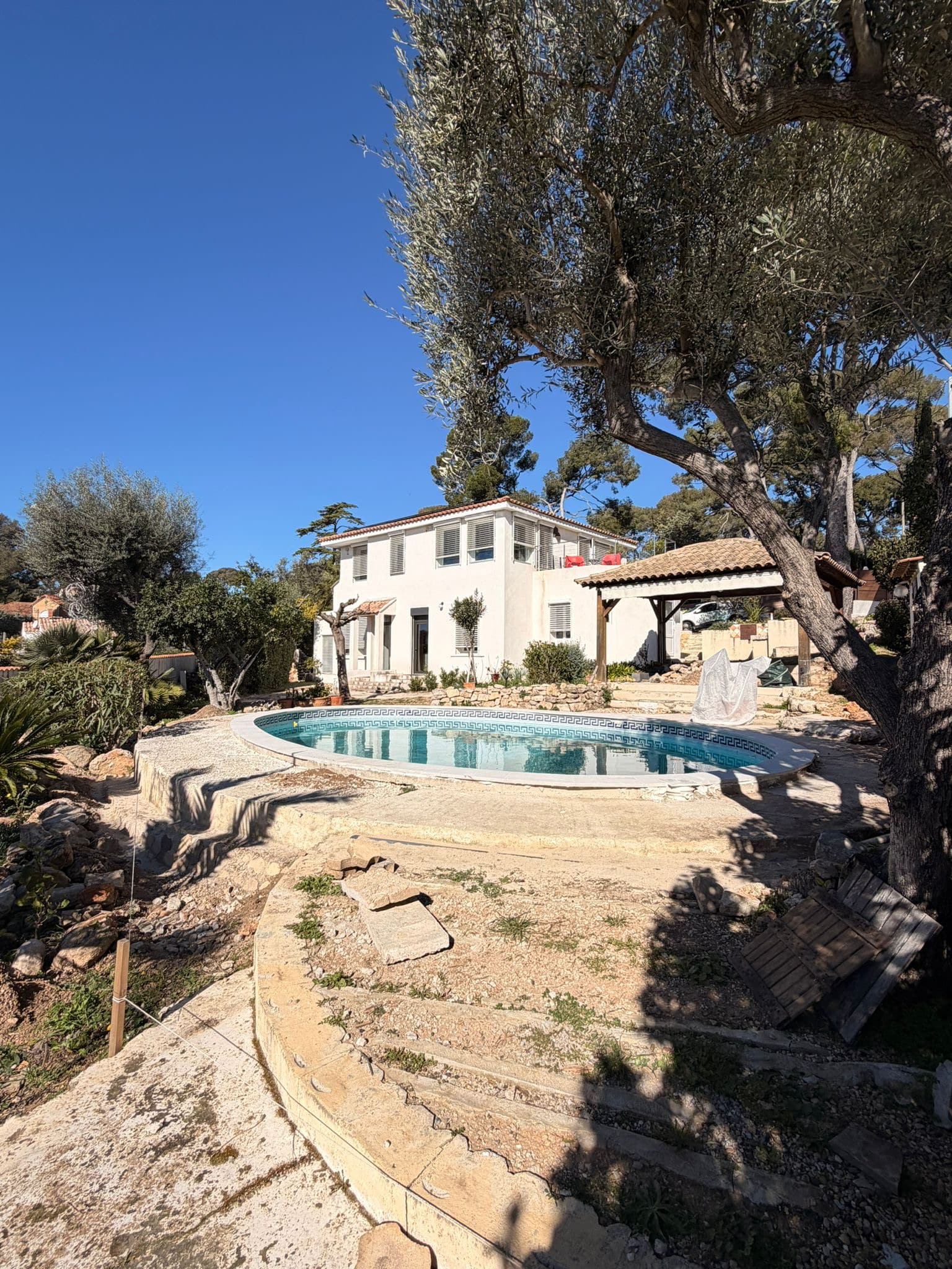 aménagement extérieur avec plage de piscine en moquette de pierre à Sanary-sur-Mer