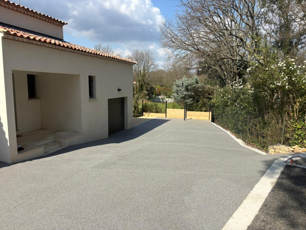entrée de maison en gravier stabilisé à Nîmes
