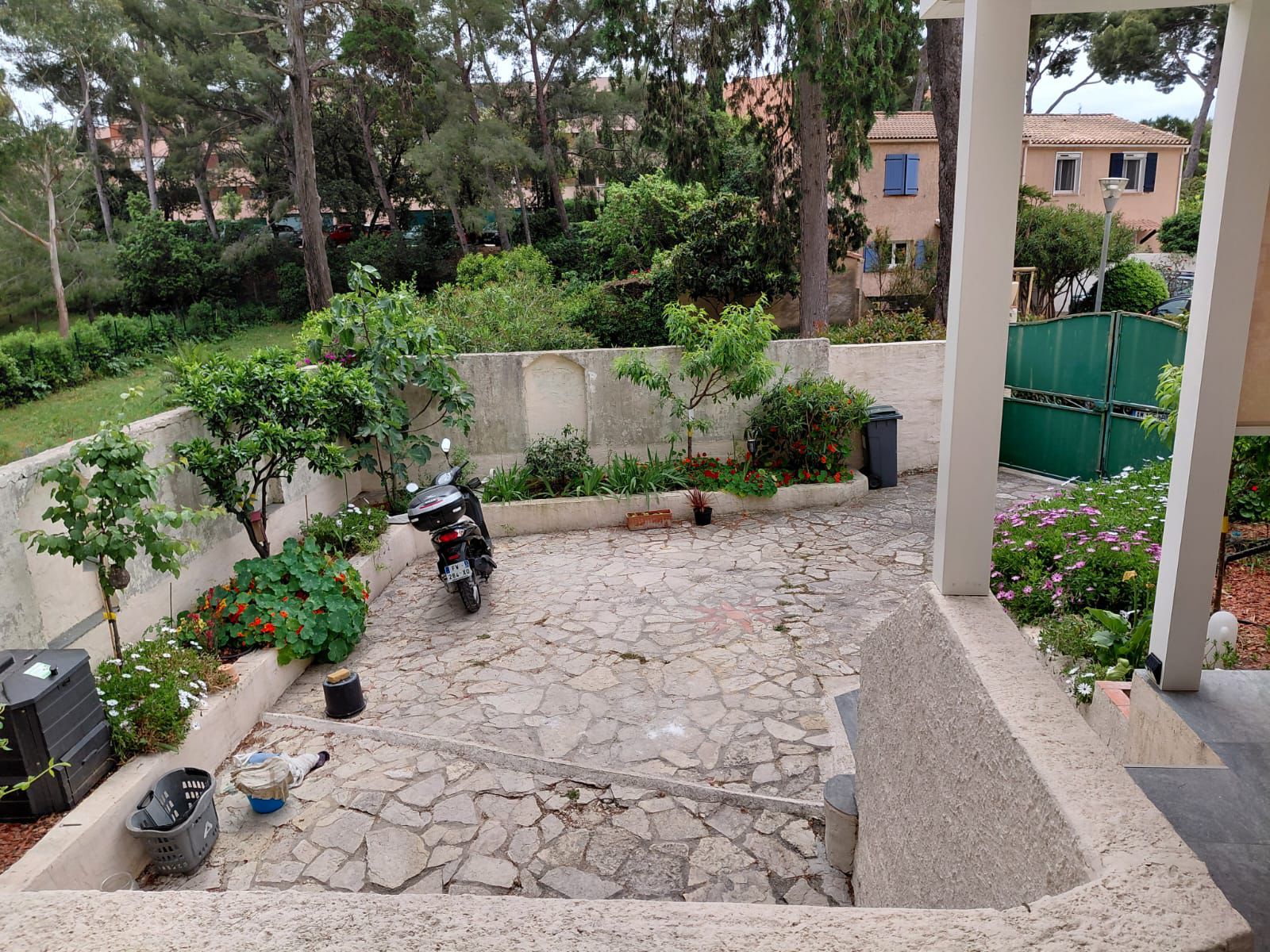 aménagement extérieur en moquette de pierre à La Seyne-sur-Mer