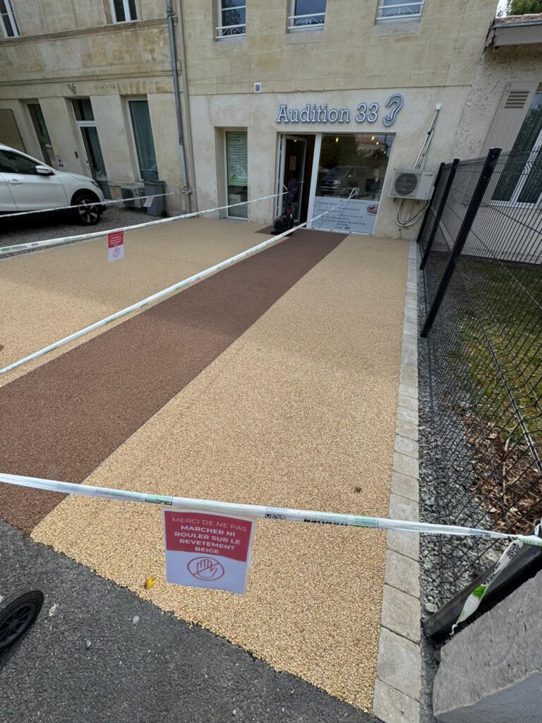 place de parking et accès professionnel en résine drainante à Mérignac
