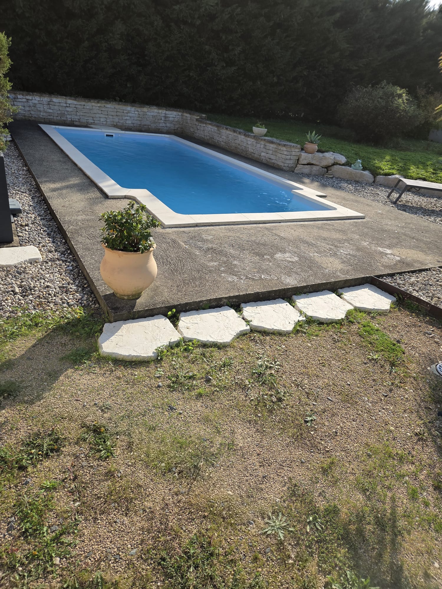 terrasse et entrée de maison en grès cérame avec plage de piscine en moquette de pierre à Francheleins