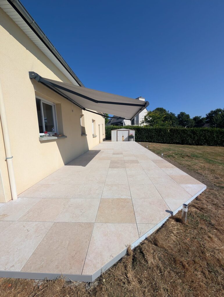 terrasse et entrée de maison en grès cérame à Gévezé