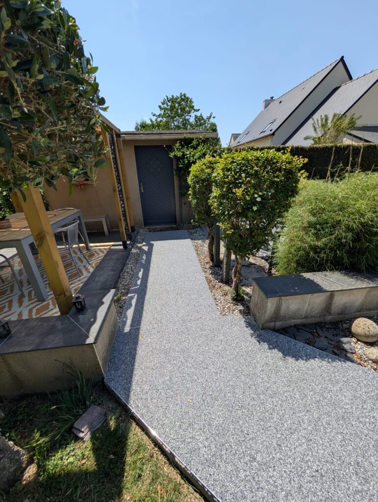 entrée de maison et allée de jardin en moquette de pierre à Parthenay