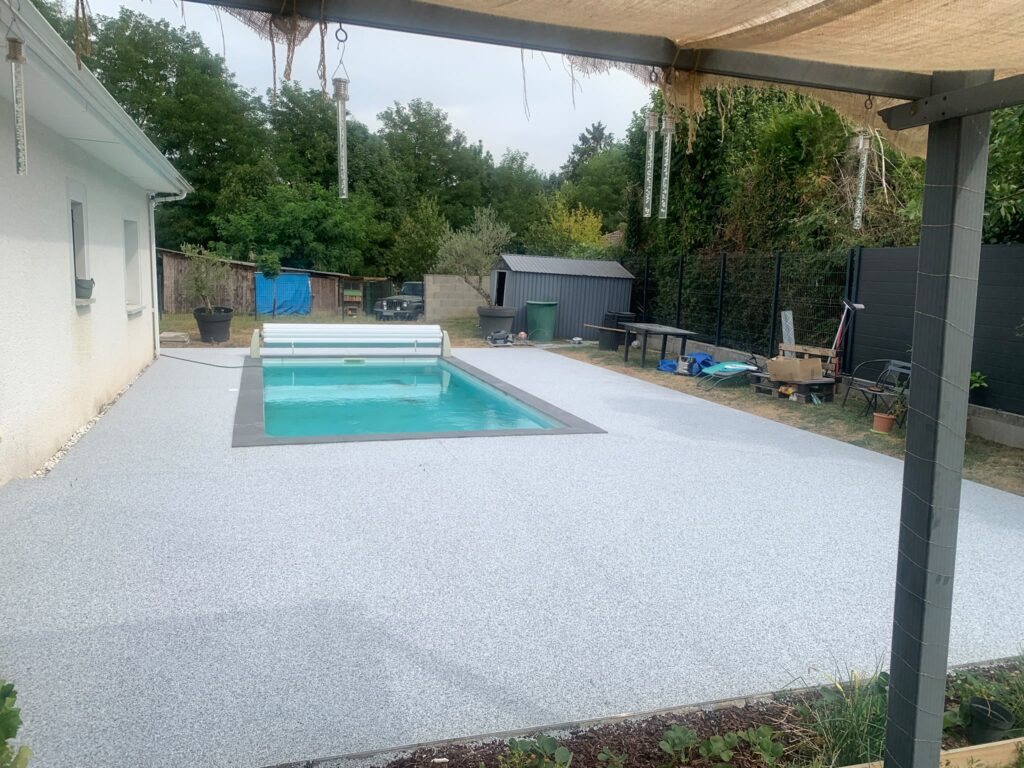 plage de piscine en moquette de pierre à Bourgoin-Jallieu