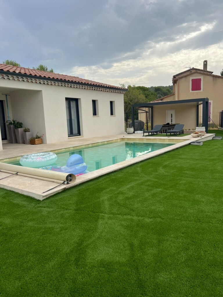 jardin en gazon synthétique et allée en gravier stabilisé à Lauris