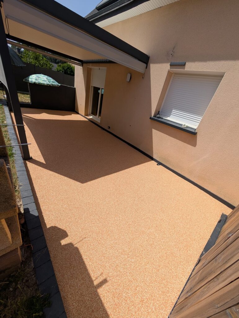 terrasse en moquette de pierre à Iffendic