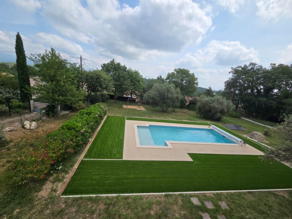jardin en gazon synthétique et plage de piscine en moquette de pierre à Saint-Paul-en-Forêt