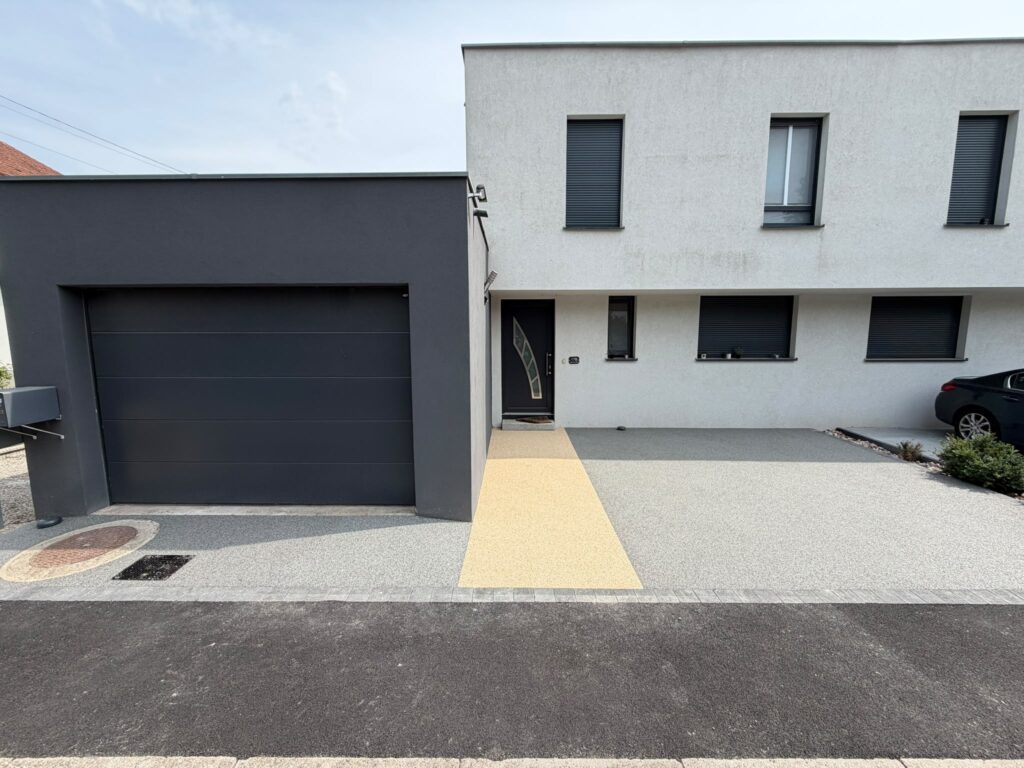 entrée de garage et place de parking en résine drainante à Bischwiller