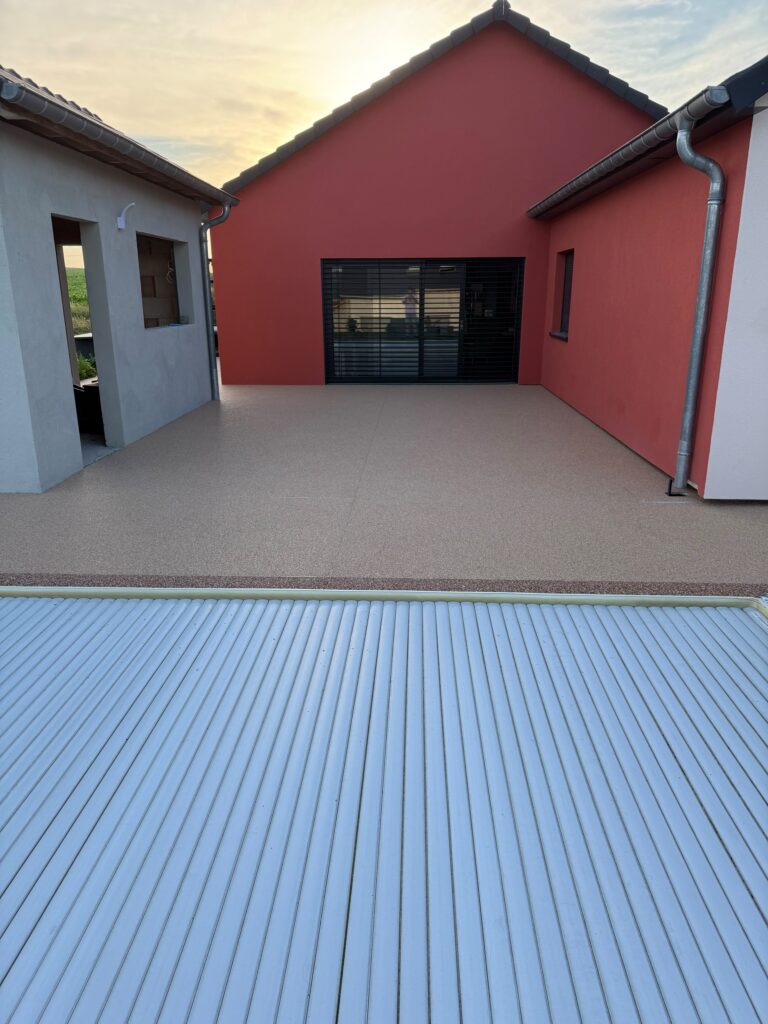 terrasse et plage de piscine en résine drainante à Vescheim