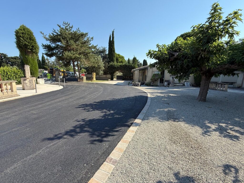 allée carrossable en enrobé et gravier stabilisé à Tarascon
