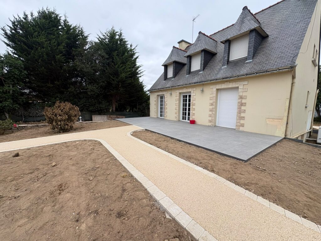 terrasse en grès cérame et allée en résine drainante à Malguénac
